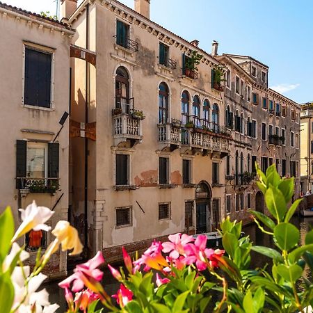 Ln Luxe Apartment Venice Canal View Exterior foto